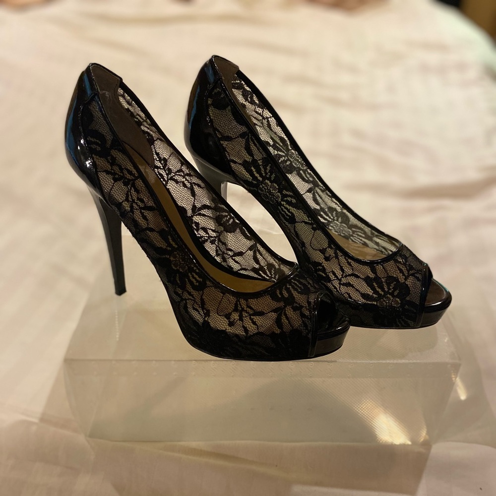 Super sexy black lace guess platform pumps heels in excellent condition